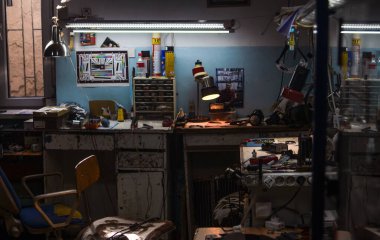 Fotoğraf ve video ekipman onarım odası.