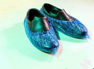 Covid-19 'dan sterilizasyon için ayakkabı kılıflı erkek ayakkabıları..