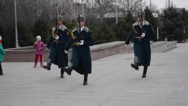 吉尔吉斯斯坦国民警卫队的士兵在广场上行进到国家的主要哨所 — 图库视频影像