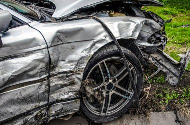  Şehrin otoyolunda korkunç bir araba kazası..