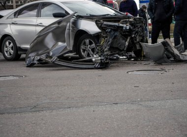  Şehrin otoyolunda korkunç bir araba kazası..