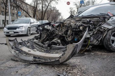  Şehrin otoyolunda korkunç bir araba kazası..