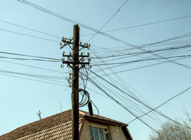 Açık havada eski bir elektrik direği.