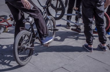 Bir grup genç bisikletçi toplandı.