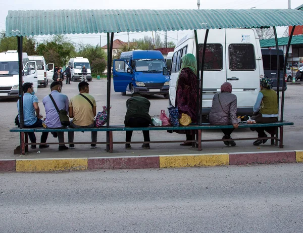 Pessoas Estão Esperando Por Ônibus Regular Estação Ônibus — Fotografia de Stock