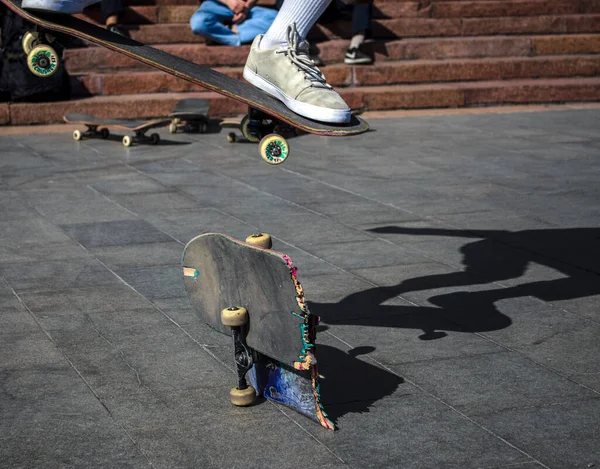スケートボードでジャンプする若者 — ストック写真