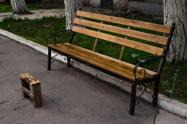 Banco Parque Contra Uma Das Velhas Cadeiras Improvisadas — Fotografia de Stock