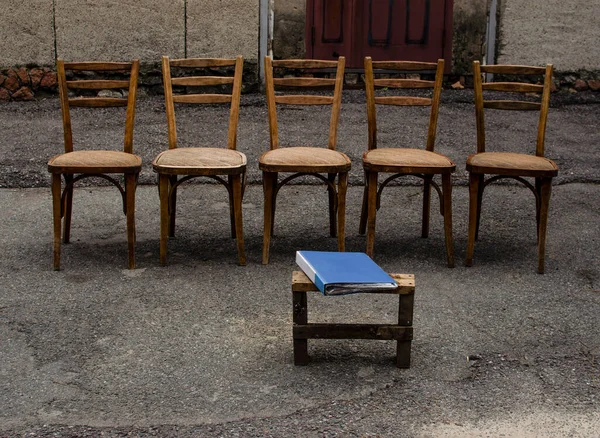 Πέντε Καρέκλες Ένα Παλιό Αυτοσχέδιο Σκαμπό Ένα Φάκελο — Φωτογραφία Αρχείου