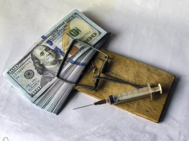 Bir dolar, bir avro ve tuzağın üzerine bir şırınga..