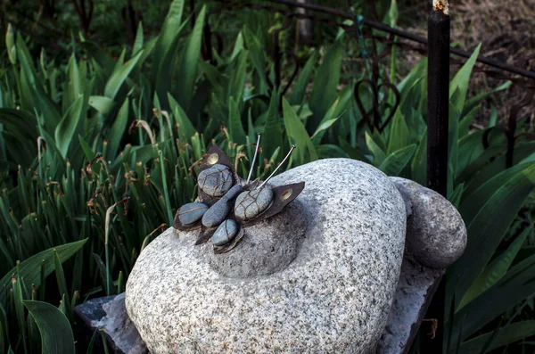 Monumento Lápide Com Uma Pedra Forma Uma Borboleta — Fotografia de Stock