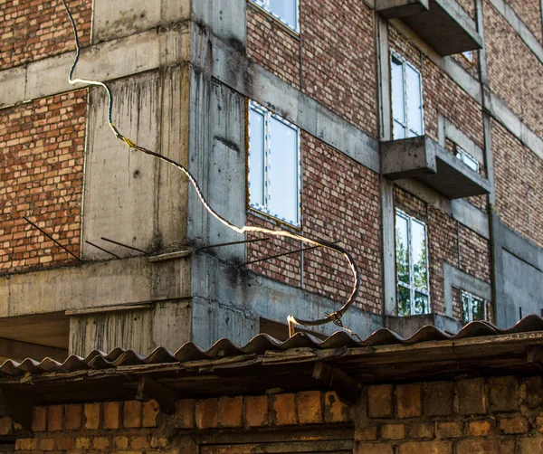 Cabo Elétrico Alta Tensão Esticado Para Novo Edifício Forma Artesanal — Fotografia de Stock