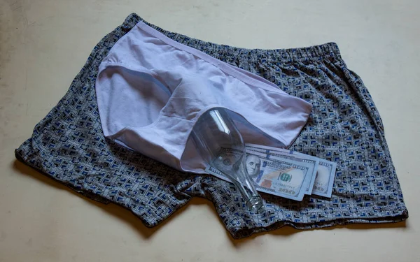 Garrafa Dólares Americanos Cuecas Masculinas Femininas Alcoólicos Apaixonados — Fotografia de Stock