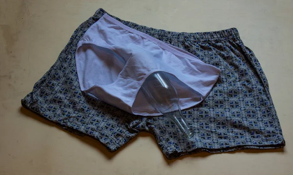 Uma Garrafa Copos Plástico Vazios Cuecas Masculinas Femininas Alcoólicos Apaixonados — Fotografia de Stock