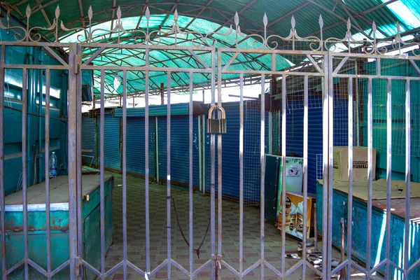 Закрытые Рыночные Лавки Карантина Ковид — стоковое фото