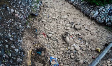 Kuru nehir yazın susuz.