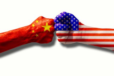 Yumruk yumruğa, beyaz arka planda Amerika Birleşik Devletleri ve Çin bayrağının dokusuyla çelişiyor. ABD arasındaki gümrük vergisi ticareti savaşının bir sembolü.                           