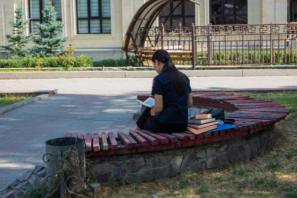 Una Estudiante Con Libro Parque Banco — Foto de Stock