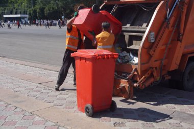 Şehirdeki belediye çalışanlarının çöpçüleri..