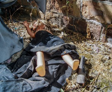 Bezlerin ve su kanalizasyonlarının arasına bırakılmış bir oyuncak bebek..                               