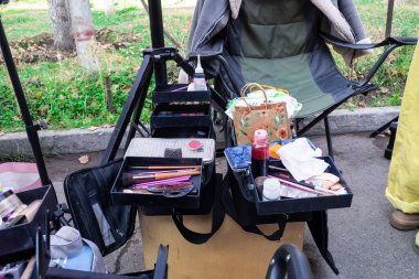 Portatif makyaj malzemeleri, kozmetik ürünler, fırçalar ve film setinde hazırlanmış güzellik aletleri. Film yapımında aktörlerin makyaj ve stili için kullanılan sahne gereçleri.