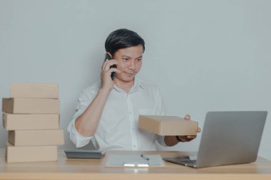 İnternet üzerinden küçük işletme fikirleri satan bir adam.