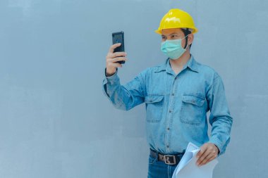 Erkek mühendis inşaat alanını inceliyor.