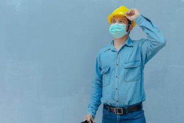 Erkek mühendis inşaat alanını inceliyor.