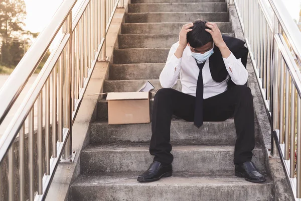 亚洲失败的失业商人紧张地坐在楼梯上 — 图库照片