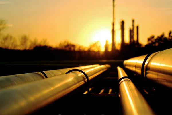 Goldene Rohre für Ölraffinerie — Stockfoto