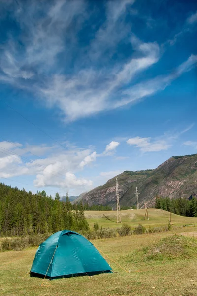 Sommarlandskap med ett tält i bergen i Altai — Stockfoto