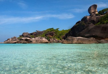 Andaman Denizi 'ndeki Similan Adaları' ndaki kumsalda turkuaz su. Yolculuk. Asya.