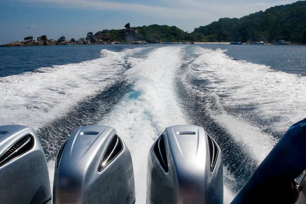 Andaman Denizi 'ndeki Similan Adaları' ndan uzaklaşan bir teknenin güçlü motorlarının izleri. Asya, turizm, seyahat