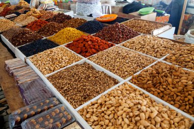 Özbekistan, Taşkent 'teki Chorsu Çarşısında kurutulmuş meyve ve fındık. Süper yemek, vejetaryen yemeği.