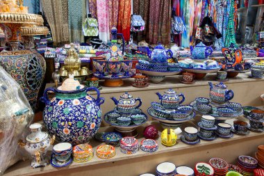 Seramik Özbek hatıra eşyaları çarşıda çay takımları ve el yapımı tabaklar boyadı. Geleneksel ulusal sanat. 29 Nisan 2019