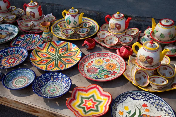 Sady Keramických Malovaných Uzbeckých Čajových Nádob Miskami Čajovými Konvicemi Keramickými — Stock fotografie