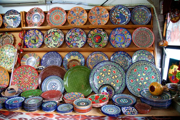 Seramik Özbek hatıra tabakları, Tanşkent 'teki Chorsu Çarşısı' nda rün çalışmaları. Geleneksel sanat. 29 Nisan 2019