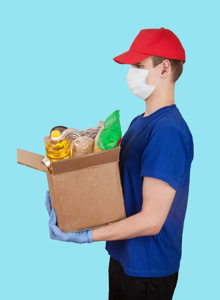 Jeune Homme Bénévole Portant Une Casquette Rouge Tient Une Boîte — Photo