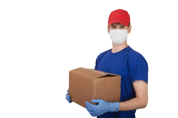 医療用マスクとゴム手袋の男性ボランティアが箱を持っています 社会的援助 宅配便で商品を配送します コピースペース — ストック写真