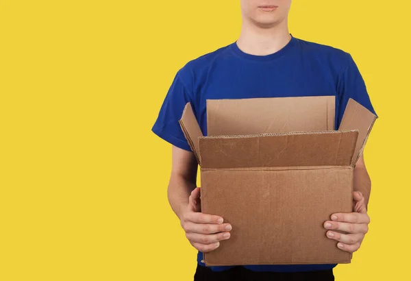 Jonge Mannelijke Vrijwilliger Een Blauw Shirt Houdt Een Doos Een — Stockfoto