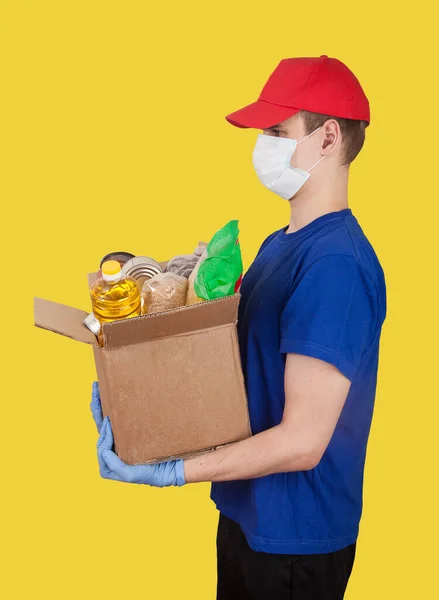 Jeune Homme Bénévole Portant Une Casquette Rouge Tient Une Boîte — Photo