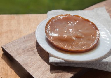 Çay sümüğü bahçedeki beyaz bir tabakta yatıyor. Sağlıklı gıda konsepti