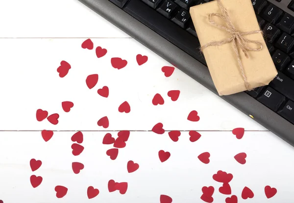 Computertoetsenbord Cadeau Hartjes Een Witte Achtergrond Cadeaus Online Bestellen Online — Stockfoto