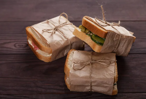 Somon Krem Peynir Sebzeli Taze Tost Kağıdına Sarılmış Bir Yığın — Stok fotoğraf