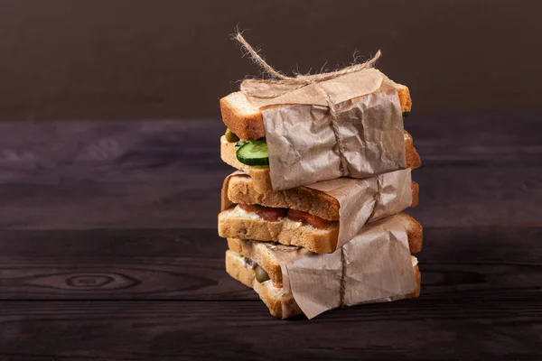 Torradas Frescas Com Salmão Queijo Creme Legumes Estão Uma Pilha — Fotografia de Stock