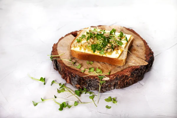 Toast Sýrem Výhonky Vlašskými Ořechy Dřevěném Podstavci Koncept Vegetariánského Jídla — Stock fotografie