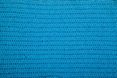 Elle örülmüş mavi bir eşarp parçası. Düz Yatay