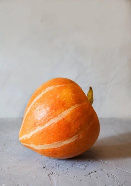 Runder Roher Orangefarbener Kürbis Auf Hellem Hintergrund Gesundes Essen Vertikal — Stockfoto