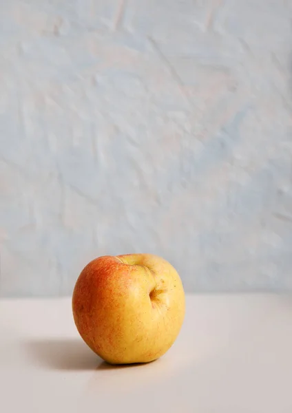 Der Lustige Apfel Liegt Auf Einem Hellen Hintergrund Gesundes Essen — Stockfoto