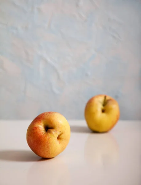 Zwei Reife Hässliche Äpfel Liegen Auf Einem Hellen Hintergrund Vertikal — Stockfoto