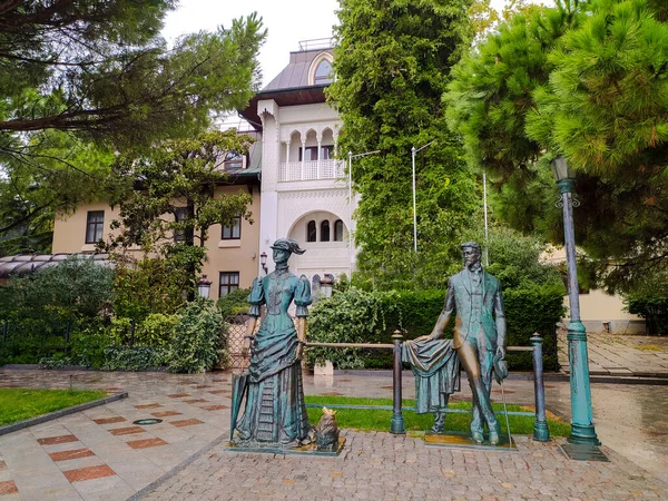 İleri Seviye Anıtı Çehov ve köpeği olan bir kadın Yalta setinde, villanın yanında. Ukrayna 'yı gezeceğim. 26 Eylül 2020. Mobil fotoğraf.